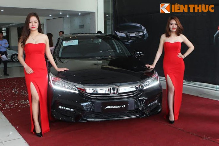 Thêm một đại diện đến từ nhà sản xuất ôtô Nhật Bản Honda là Accord. Được cấu thành từ ba đặc tính vượt trội của Honda Accord thế hệ 9: Tiên tiến – Chất lượng – Thông minh, Honda Accord thế hệ mới được hãng chăm chút tỉ mỉ hơn nữa từ ngoại thất, nội thất cho đến các tính năng an toàn.