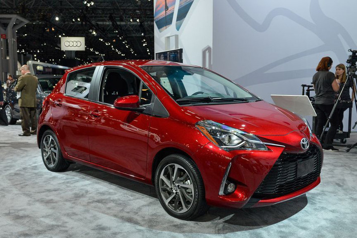 Mẫu xe cỡ nhỏ giá rẻ Toyota Yaris 2018 mới từng được trình làng tại New York Auto Show 2017, mới đây mẫu xe này tiếp tục được hãng xe Nhật Bản mang tới trưng bày tại Triển lãm ôtô quốc tế Dubai năm 2017.