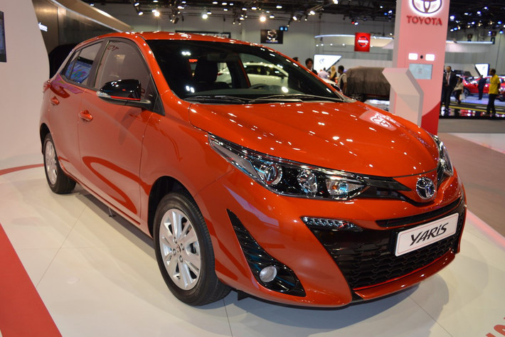 Điểm khác biệt của Toyota Yaris 2018 giữa hai thị Bắc Mỹ và UAE dễ dàng nhận thấy ở phần cụm đèn pha phía trước. Một bên kiểu lớn còn một bên là kiểu thiết kế nhỏ gọn, thanh mảnh kéo dài lên tận gần sát kính chắn gió.