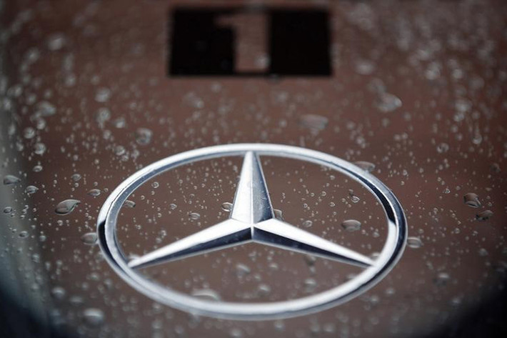 Một trong số đó phải kể đến logo ngôi sao ba cánh đầy quyền uy của hãng Mercedes-Benz. Được biết logo này gắn với câu chuyện của người sáng lập nên hãng – Gottlieb Daimler. vào những năm cuối thế kỷ 19 đã gửi cho người vợ tấm bưu thiếp mang hình ngôi sao bao quanh ngôi nhà cùng dòng chữ “một ngày nào đó, ngôi sao này sẽ toả sáng sự nghiệp của anh”.