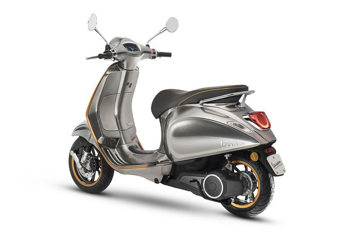 Hiện giá bán của Vespa Elettrica chưa được công bố. Nối tiếp sau đó, hãng xe may Ý đang lên kế hoạch về việc cho ra mắt một phiên bản hybrid chạy xăng kết hợp một động cơ điện được gọi là Elettrica X, với phạm vi quảng đường di chuyển lên tới 124 dặm (200 km).