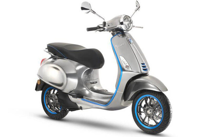 Nếu để ý kỹ, bạn sẽ thấy thiết kế của xe điện Vespa Elettrica không khác biệt so với các mẫu xe Vespa khác trong gia đình. Phần đầu là cụm đèn pha lớn dạng tròn cổ điến, đèn xi-nhan tách biệt gắn trên yếm đối xứng hai bên, mặt nạ phía trước còn xuất hiện với các lỗ thông hơi lớn.