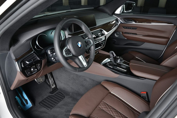 Nội thất của BMW 6-Series Gran Turismo 2018 hầu như không có thay đổi so với 5-Series. Tuy nhiên, phần nắp cốp sau của xe được tái thiết kế, nằm thấp hơn 64mm so với loại trên BMW 5-Series GT.