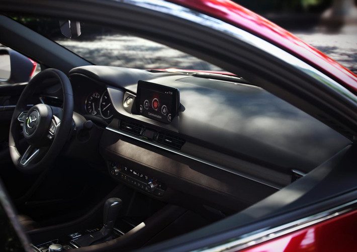 Nội thất Mazda6 được điều chỉnh với phần mặt taplo trải dài liền mạch, bảng trung tâm thu gọn hơn hẳn. Hai đường viền bao của bệ trung tâm cũng liền lạc đẹp mắt hơn.