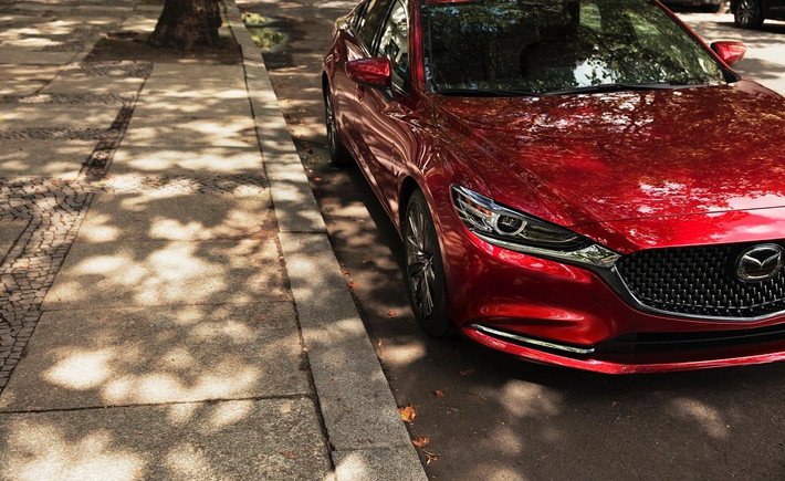 Hãng xe ôtô Mazda vừa cho biết mẫu xe sedan Mazda6 2018 bản nâng cấp sẽ ra mắt tại triển lãm Los Angeles Auto Show 2017 vào cuối tháng 11. Cùng với lời công bố này, nhà sản xuất cũng tiết lộ một vài hình ảnh về mẫu xe cho thấy có tha đổi nhiều về ngoại thất và nội thất xe.