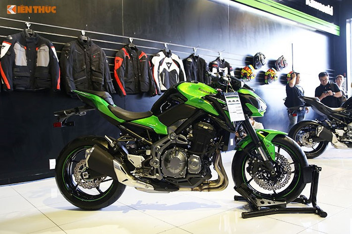 Về thiết kế, mỗi mẫu xe mang trên mình những điểm riêng biệt, Z900 có vóc dáng phù hợp với người Việt Nam. Xe sở hữu đèn phanh dạng LED hình chữ Z, cụm đồng hồ kỹ thuật số với màn hình LCD cao cấp và đèn báo cấp số. Động cơ của xe là DOHC 948cc – Inline 4 - bốn xi-lanh thẳng hàng và làm mát bằng chất lỏng sản sinh công suất 125 mã lực, mô-men xoắn 98,6 Nm cùng trọng lượng đạt 208 kg.