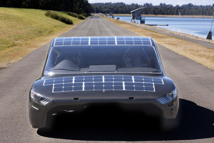 Sunswift Violet có thể đạt tốc độ đến 130 km/h và có thể di chuyển quãng đường lên đến 800km với một bảng điều khiển năng lượng mặt trời. Ngoài ra, xe còn có pin lithium-ion lưu trữ năng lượng mặt trời cho khả năng hoạt động trên quãng đường 400 km. Xe có hai động cơ 1,5 kW cho hiệu suất đạt 98%.