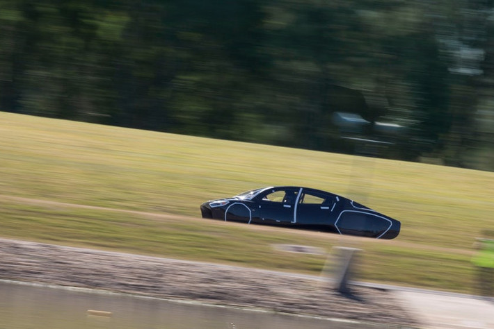Trong khi thử nghiệm phanh tốc độ của xe ở trường đua Sydney Motorsport tại New South Wales, chiếc xe này đã gặp sự cố khiến xe bị trượt ra khỏi đường đua 30m, may mắn là trong số 4 sinh viên ngồi bên trong không có ai bị thương.