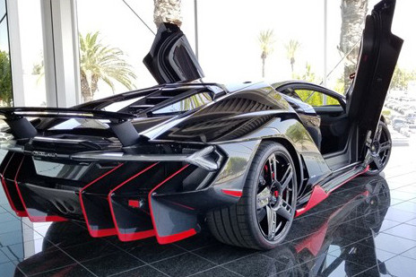 Mới đây, một đại lý siêu xe ở Mỹ đã rao bán một chiếc xe Lamborghini Centenario Coupe với mức giá 3,475 triệu USD, tương đương 80 tỷ Đồng và nhanh chóng nhận được nhiều sự chú ý của giới chơi xe. Đặc biệt đây là chiếc xe đầu tiên được rao bán để tìm chủ nhân, không giống như những chiếc xe khác được chủ nhân đặt hàng.