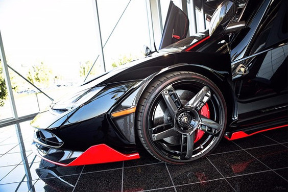 Dựa trên cơ sở của Aventador, tuy nhiên siêu xe Lamborghini Centenario bản đặc biệt đã có thân xe với thiết kế hoàn toàn mới, với các khe hút gió và cánh khí động học đầy vẻ phức tạp và hiện tại.
