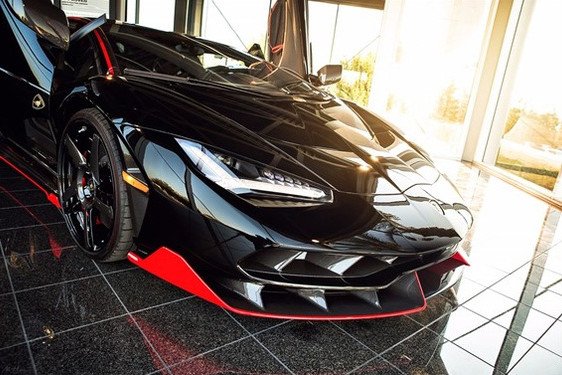 Chiếc Centenario tại Mỹ có ngoại thất màu đen bóng, thân xe bằng sợi carbon và các chi tiết trang trí màu đỏ, khác biệt so với phiên bản được giới thiệu cách đây hơn 1 năm tại Geneva.