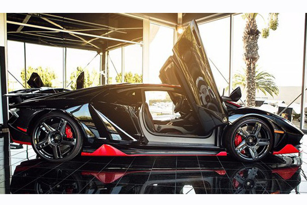 Centenario được hãng siêu xe Lamborghini trang bị động cơ 6.5l V12 nạp khí tự nhiên cùng hộp số 7 cấp ISR và hệ dẫn động 4 bánh như Aventador thường. Tuy nhiên công suất của xe đã được nâng lên thành 770 PS thay vì chỉ 700 PS của các bản Aventador khác.
