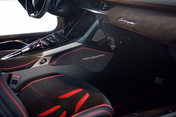 Nội thất của xe khá giống với Aventador, với những điểm khác gồm ghế thể thao, tay lái, ốp sợi carbon và hệ thống thông tin giải trí thế hệ mới với màn hình 10.1 inch, hỗ trợ kết nối internet và Apple CarPlay.