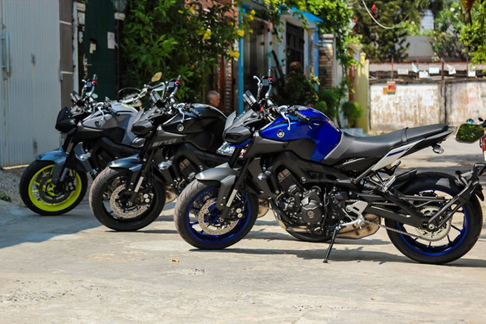 Yamaha MT-09 2017 mặc dù cao hơn,bình xăng chỉ 14 lít nhưng lại sở hữu trọng lượng nhẹ hơn, dễ lái và linh hoạt trong phố đông, chưa kể khối động cơ 3 máy Crossplane mạnh mẽ thừa hưởng từ đàn anh R1 cho mô-men xoắn ấn tượng