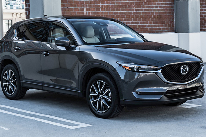 Ngoài ra, mẫu xe Mazda CX-5 2017 cũng được xếp loại tốt nhất trong tất cả 5 bài kiểm tra va chạm, bao gồm bài kiểm thử nghiệm đâm trực diện góc nhỏ, thử nghiệm đâm trực diện góc vừa, thử nghiệm đâm cạnh bên, khả năng chịu đựng của mái xe và đầu xe.