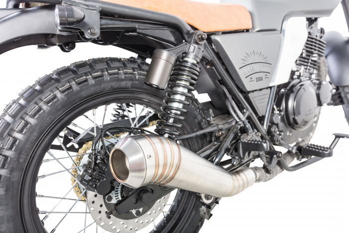 Xe được trang bị phuộc trước là dạng USD (Upside down fork) màu đen nhám và phía sau vẫn là dạng lò xo đôi nhưng có thêm bình dầu tông đen làm chiếc xe cứng cáp hơn.