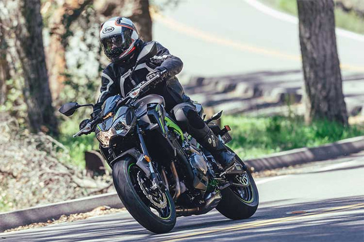 Điểm khác biệt nổi bật có thể dễ dàng nhận ra đó chính là Kawasaki Z900 đổi sang bộ khung mắt cáo bằng thép đầy cá tính với thiết kế thon gọn hơn. Hiện tại Kawasaki Z900 phiên bản 2017 đang được phân phối chính hãng với mức giá từ 288 triệu đồng tại Việt Nam.
