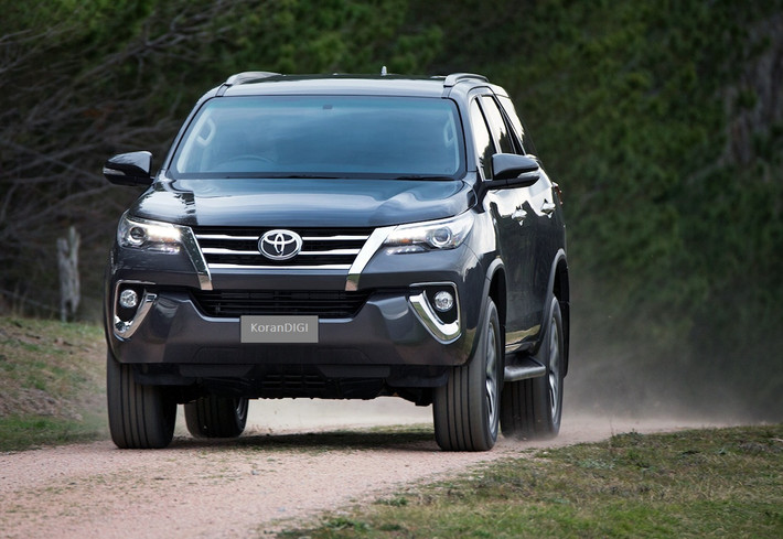 Phiên bản cao nhất là Fortuner Crusade 2018 cũng được giảm 5.000 USD xuống còn 56.990 USD (tương đương 1,29 tỷ đồng). Trên phiên bản này, xe được bổ sung thêm nhiều trang bị hiện đại như đèn pha bi-LED và la-zăng hợp kim 18 inch, ghế trước điều chỉnh điện 8 hướng. Hàng ghế sau của xe có cửa gió điều hòa độc lập, có thể gập lưng 60/40 và chỉnh tay, hệ thống âm thanh JBL 11 loa.