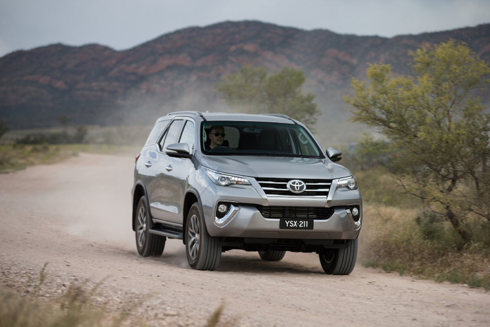 Toyota Fortuner GX 2018 giảm giá 5.400 USD xuống còn 42.590 USD (tương đương 967 triệu đồng). GX được trang bị đèn pha và đèn hậu dạng LED, la-zăng hợp kim 17 inch cùng nhiều trang bị hiện đại như hệ thống âm thanh 6 loa, 3 cổng điện 12V, kết nối Bluetooth, vô lăng đa chức năng và hộp giữ lạnh, cảm biến lùi, camera cảnh báo va chạm,…
