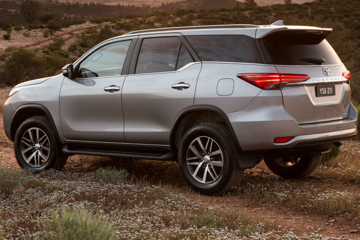 Theo đó, mẫu xe Toyota Fortuner 2018 được bán ra với 3 phiên bản GX, GXL và Crusade 2018 cùng mức giá dao động từ 42.590 - 56.990 USD. Như vậy, mỗi phiên bản đã được giảm giá từ 5.000 – 5.5000 USD.