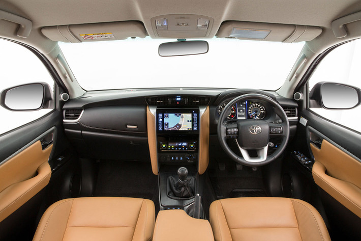 Ra mắt tại thị trường đầu tiên là Thái Lan, Fortuner 2018 gần như không có sự thay đổi với ngôn ngữ "Keen Look" sắc sảo hơn thế hệ trước. Toyota Fortuner vẫn sẽ là chiếc xe 7 chỗ ngồi, nội thất của nó được thiết kế với bảng điều khiển mới với màn hình giải trí mới. Xe có thể cài đặt hệ thống sưởi ấm và làm lạnh tự động với công nghệ cảm ứng xung quanh.