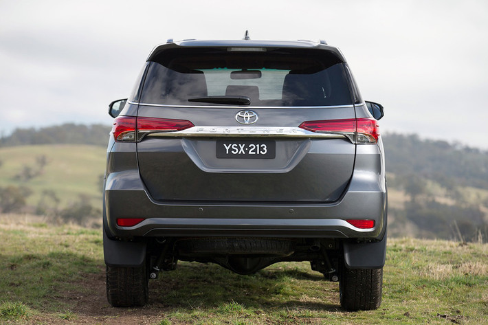 Fortuner 2018 sở hữu khối động cơ turbo-diesel 4 xylanh 2,8 lít cho công suất 130 kW và mô-men xoắn cực đại 450 Nm (đối với xe số sàn). Mức tiêu thụ nhiên liệu đối với xe số sàn và số tự động 6 cấp lần lượt là 7,8 lít/100 km và 8,6 lít/100 km. Trong khi đó, công suất kéo tối đa của xe vẫn giữ ở mức 3.000 kg và 2.800 kg đối với xe số sàn và xe tự động.