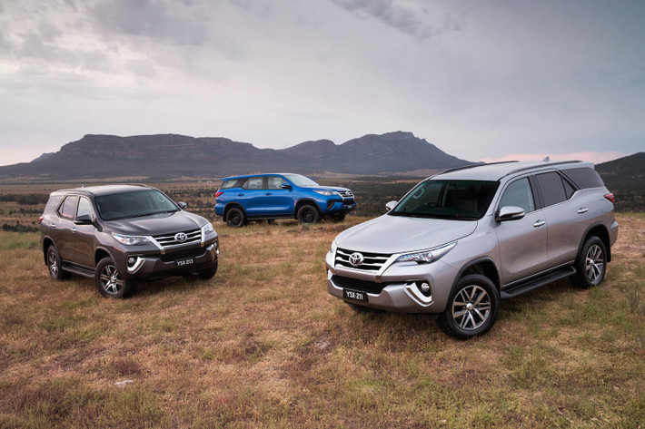 Xe ôtô Toyota Fortuner là một mẫu SUV cỡ trung nổi tiếng tại nhiều thị trường như Thái Lan, Philippines, Ấn Độ và cả Việt Nam. Phiên bản mới của mẫu xe này với nhiều nâng cấp về tiện nghi và an toàn đã chính thức ra mắt cách đây không lâu nhưng hãng xe Nhật Bản đã có những động thái giảm giá đối với các phiên bản của mẫu xe này.