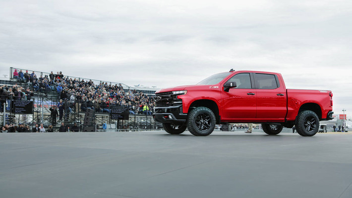 Bên cạnh đó, thiết kế vòm bánh xe của Silverado cũng được hãng xe ôtô Chevrolet thiết kế lại gọn gàng hơn với các phiên bản trước, dáng dấp, ngoại hình xe cũng mạnh mẽ và khỏe khoắn hơn rất nhiều.
