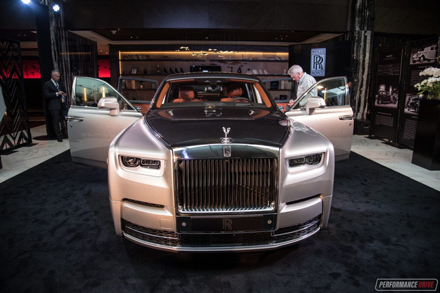 Sau Anh, Rolls-Royce Phantom 2018 cũng đã chính thức “chào sân” tại một số quốc gia trên thế giới như Mỹ, UAE và mới đây nhất là Úc. Đại diện thương hiệu Rolls-Royce chỉ khẳng định đã nhận được phản hồi rất tích cực từ phía khách hàng.