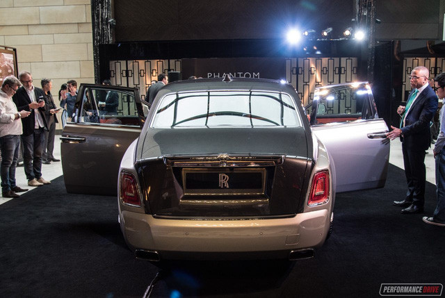 Rolls-Royce Phantom 2018 phiên bản tiêu chuẩn sở hữu chiều dài tổng thể 5.770 mm. Khung xe được xây dựng trên nền tảng nhôm Architecture of Luxury hoàn toàn mới được chia sẻ trên được áp dụng trên Ghost, Wraith, Dawn giúp giảm trọng lượng đến 10% và tăng độ cứng thêm 30%.