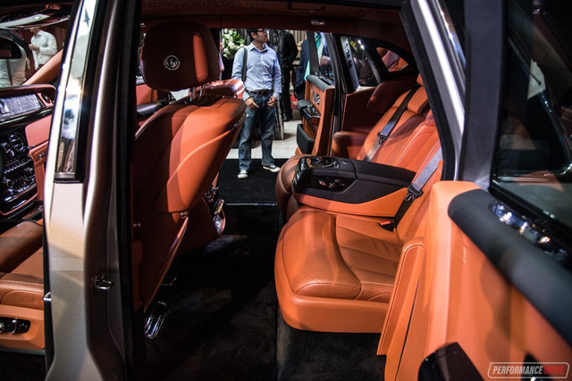 "Trái tim" của Rolls-Royce Phantom 2018 là động cơ xăng V12, tăng áp kép, dung tích 6,75 lít hoàn toàn mới, tạo ra công suất tối đa 563 mã lực và mô-men xoắn cực đại 900 Nm. Sức mạnh được truyền tới bánh thông qua hộp số tự động 8 cấp giúp Rolls-Royce Phantom 2018 có thể tăng tốc từ 0-100 km/h trong 5,3 giây nhưng tiêu thụ lượng xăng trung bình đến 13,9 lít/100 km.