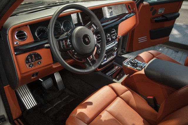 Không gian nội thất của Rolls-Royce Phantom thế hệ mới sẽ khiến bất kì khách hàng khó tính nào cũng phải choáng ngợp bởi độ sang trọng và xa xỉ của chúng. Về thiết kế không có nhiều thay đổi, tuy nhiên nội thất được xây dựng từ những chất liệu cao cấp nhất cùng với tinh hoa bố cục được kế thừa mang đến không gian hiện đại hơn.
