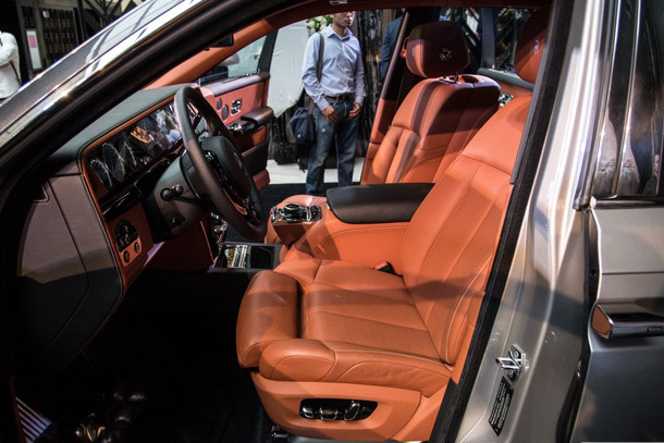 Rolls-Royce Phantom 2018 cũng sở hữu những tính năng an toàn bậc nhất bao gồm hỗ trợ người lái như cảnh báo tình trạng buồn ngủ, kiểm soát hành trình thích ứng, cảnh báo giao thông phía sau, cảnh báo va chạm và cảnh báo chuyển làn đường. Thêm vào đó là màn hình hiển thị thông tin trên kính chắn gió và 4 camera giúp cung cấp hình ảnh xung quanh xe.