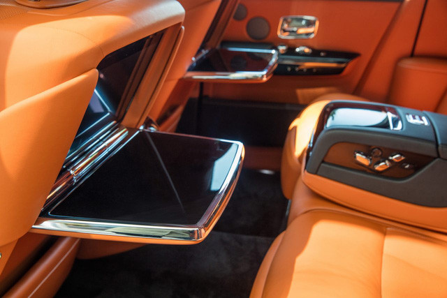 Ngoài ra, Rolls-Royce Phantom 2018 còn sở hữu ghế ngồi bọc da cao cấp với những đường chỉ may tương phản, ghế trước thoải mái hơn và có thêm tấm gỗ đằng saugiúp giấu kín bàn picnic và hệ thống giải trí cho hàng ghế sau bên trong. Trên mỗi tựa đầu ghế đều xuất hiện của Logo Rolls-Royce.