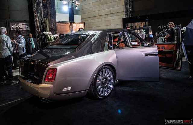 Đến với phiên bản mới, Rolls-Royce Phantom 2018 sở hữu hàng loạt những nâng cấp đáng kể, tiến gần hơn đến sự hoàn hảo của một mẫu xe sang trọng bậc nhất. Vẫn lối thiết kế ngoại thất khá quen thuộc trở thành đặc trưng với lưới tản nhiệt hình thác nước và biểu tượng Spirit of Ecstasy nằm cao hơn trước.