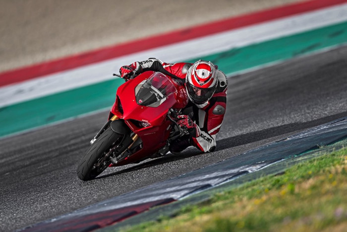 Nhiều hình ảnh chụp phiên bản thử nghiệm của Panigale V4 đã bị các tay săn ảnh chụp lại ở các đường đua. Panigale V4 là mẫu môtô Ducati thương mại đầu tiên sử dụng động cơ V4, được phát triển từ chiếc Ducati Desmosedici V4 trong giải đua MotoGP.