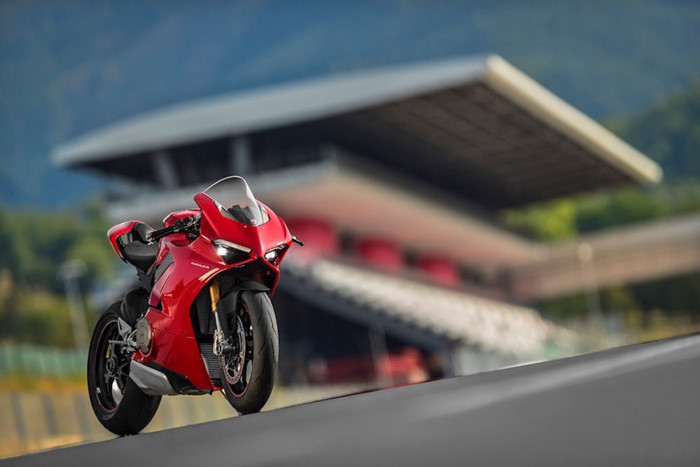 Có 3 phiên bản là cơ bản, S và Speciale, Panigale V4 được ra mắt lần này. Ở bản tiêu chuẩn, xe trang bị phuộc trước Showa đường kính 43 mm, và giảm xóc Sachs phía sau. Trong khi bản S và Speciale trang bị phuộc và giảm xóc của Ohlins điều khiển điện tử bán chủ động. Nó được kiểm soát bởi hệ thống điều khiển Ohlins Smart EC 2.0.