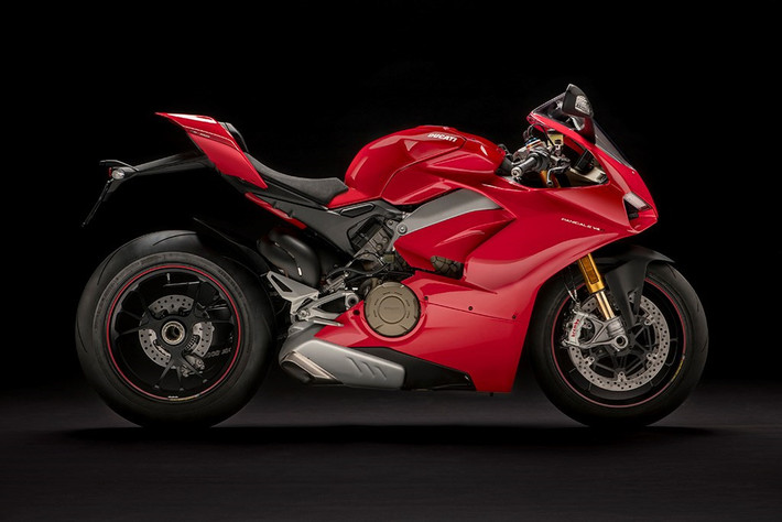 Đúng như nhiều tiết lộ về hình ảnh thiết kế Panigale V4 trước khi chưa ra mắt, chiếc xe chiếc xe sở hữu thiết kế có thể bao quát trong 2 mặt chính: nâng cấp từ 1299 Panigale hiện tại và có khá nhiều nét chung với dòng Supersport.