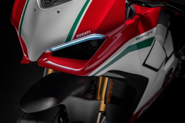 Panigale V4 được trang bị phần ngoại thất hết sức hào nhoáng khiến ai ai nhìn vào cũng phải mê mẩn.