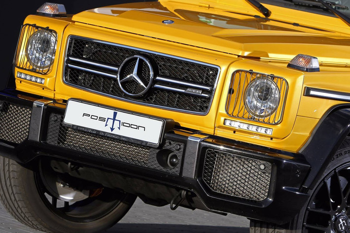 Điểm ấn tượng của chiếc G63 AMG là phần cản trước mở rộng, cụm đèn pha dạng tròn cổ điển, hai dải đèn led chiếu sáng ban ngày chạy dài theo đầu xe cùng với đó là logo đặc trưng của hãng độ đặt chính giữa, phía dưới là logo thương hiệu Posaidon.