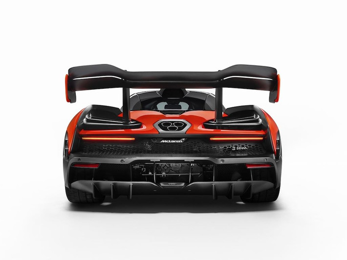Xe được trang bị động cơ 4.0l V8 tăng áp kép cho công suất 789 mã lực và mô-men xoắn 800Nm. Bên cạnh đó, siêu xe Senna sở hữu khối máy mạnh nhất dành cho xe thương mại từng được McLaren tạo ra.