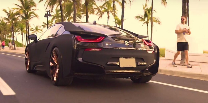 BMW i8 là siêu xe thể thao khá nổi tiếng sở hữu động cơ 3 xy-lanh, TwinPower Turbo, dung tích 1,5 lít, kết hợp cùng một mô-tơ điện cho tổng công suất của BMW i8 là 362 mã lực và mô-men xoắn 570 Nm. Với mô-tơ điện, BMW i8 có thể hoàn thành quãng đường dài 35 km và đạt vận tốc tối đa 120 km/h. Nguồn ảnh: Tuningblog.