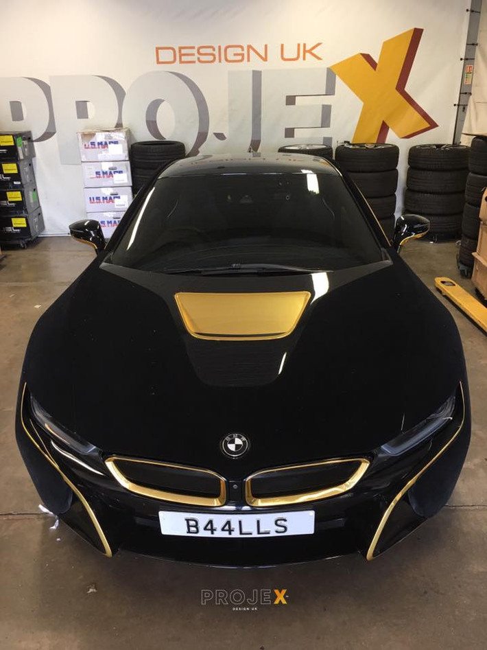 Siêu xe xanh của BMW trở nên sang trọng thậm chí huyền bí khi được trang trí bằng nền nhung đen lạ mắt. Điểm nhấn nổi bật nhất vẫn là chất liệu vàng được trang trí ở hốc gió trên nắp capô, đường viền quanh lưới tản nhiệt, viền cửa sổ và một số chi tiết bên hông xe.