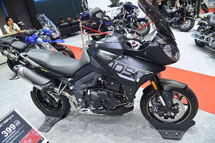 Tiếp đến là mẫu Tiger Sport nằm trong phân khúc phân khúc sport touring có giá công bố 650 triệu đồng. Xe sử dụng động cơ 3 xi-lanh thẳng hàng dung tích 1.050 cc, công suất 126 mã lực và 106 Nm mô-men xoắn. Với các hệ thống điện tử hỗ trợ như điều khiển lực kéo đa chế độ, tự động giữ ga cùng có độ an toàn và thoải mái cao hơn khi đi đường dài.