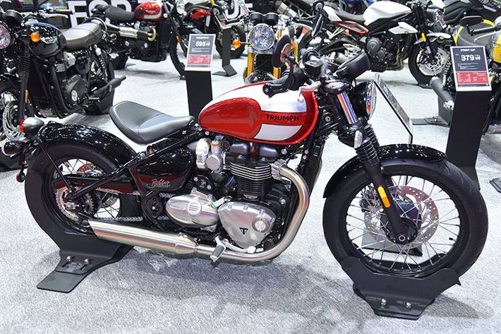 Cao cấp hơn là dòng xe môtô hoài cổ Triumph Bonneville Bobber có giá 569 triệu đồng. Tại Việt Nam, chiếc Bobber 2017 sở hữu tay lái cao dạng chopper và màu độc hàng hiếm. Xe sở hữu hệ thống bướm ga điện tử, hệ thống lái 2 chế độ, hệ thống điều khiển lực kéo và ly hợp chống trượt bánh khi dồn số gấp (slipper clutch)...