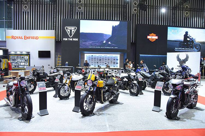 Đến với Triển lãm ÔTô Quốc Tế Việt Nam 2017 "VIMS", thương hiệu môtô Triumph Việt Nam cho ra mắt 11 mẫu xe khác nhau phục vụ cho nhiều đối tượng khách hàng cùng với giá bán được công bố dao động từ 310 triệu đến 769 triệu đồng. Bên cạnh đó khách hàng mua xe còn được nhận ngay nhiều ưu đãi có giá trị.