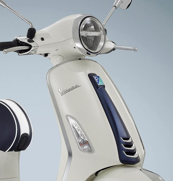 Thiết kế đầu xe không có giá khác lạ so với các phiên bản khác của hãng Vespa. Tuy nhiên, điểm thu hút vẫn nằm ở màu sơn trắng xanh Navy ở ốp mặt nạ trước rất đẹp.