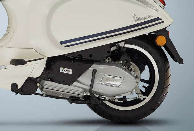 Vespa Primavera Yacht Club đuọc hãng xe máy Piaggio trang bị hai bản động cơ khác nhau gồm bản 50cc và 125cc. Trong đó, bản động cơ 50cc làm mát không khí, phun nhiên liệu điện tử và cấu trúc 3 van đem lại khả năng vận hành mượt mà, tiết kiệm nhiên liệu.