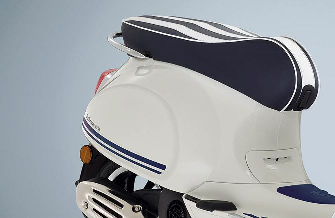 Điểm đáng chú ý nhất trong bản đặc biệt này đó là yên xe cũng có họa tiết các sọc đặc trưng kiểu trang trí ở các du thuyền hay thuyền buồm và đây là lần đầu tiên Vespa có kiểu thiết kế yên độc đáo như này.