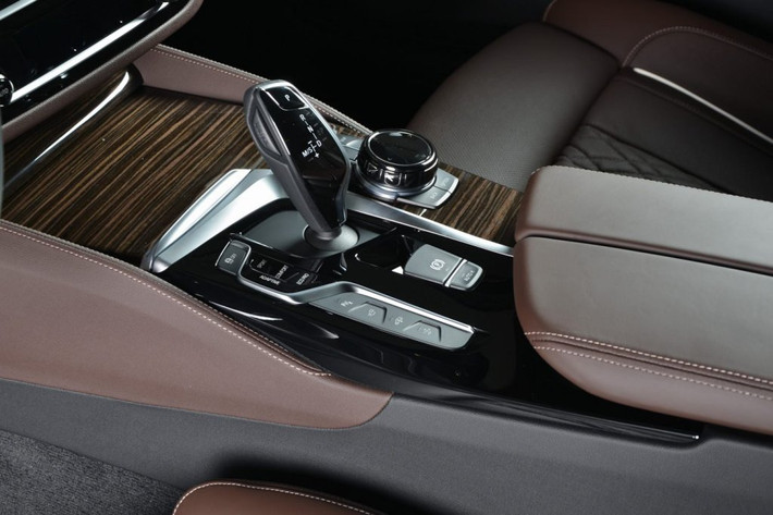 Đặc biệt, cốp sau của BMW 6-Series Gran Turismo 2018 đã được tăng thể tích lên 610 lít. Con số này sẽ tăng lên 1.800 lít khi người dùng nhấn vào nút trong cốp và hàng ghế sau được gập xuống và nhiều chi tiết được làm bằng gỗ sang trọng hút ánh nhìn.